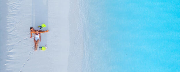 couple at one foot island aitutaki